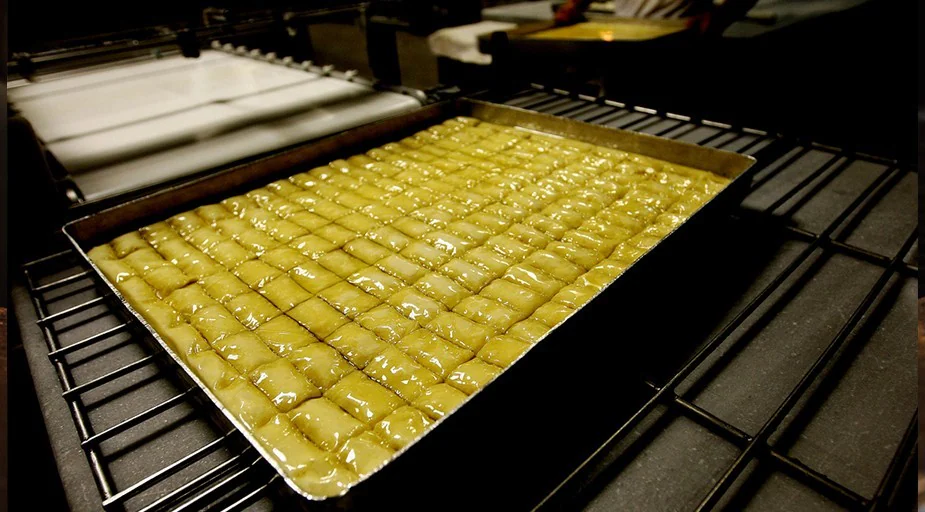 Usta baklava kesiyor