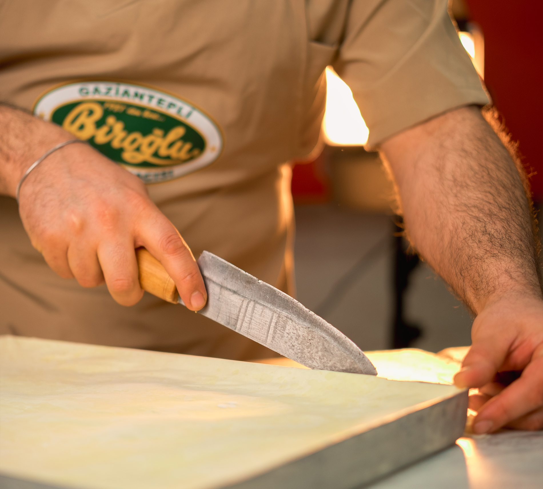 Usta baklava kesiyor