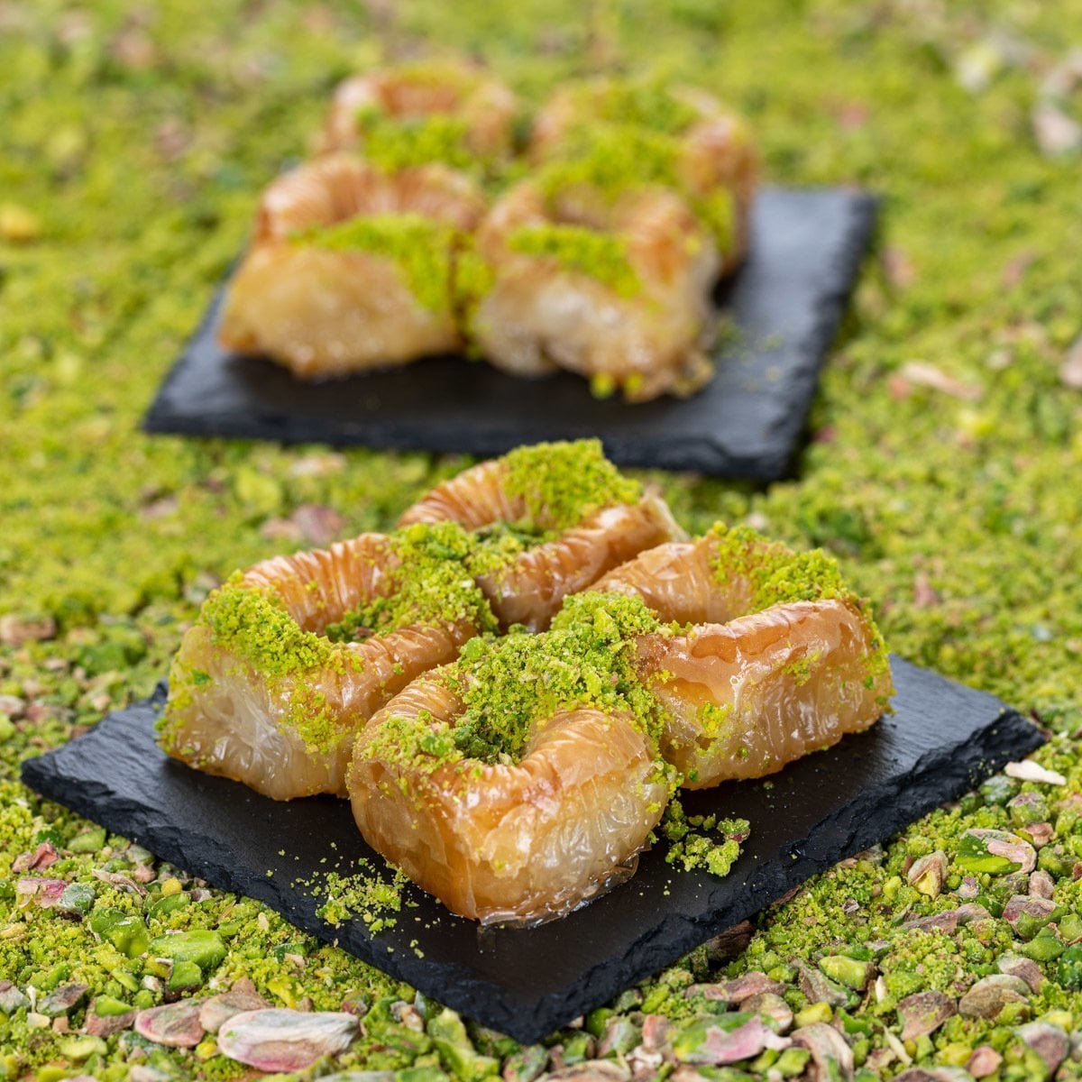 Usta baklava kesiyor