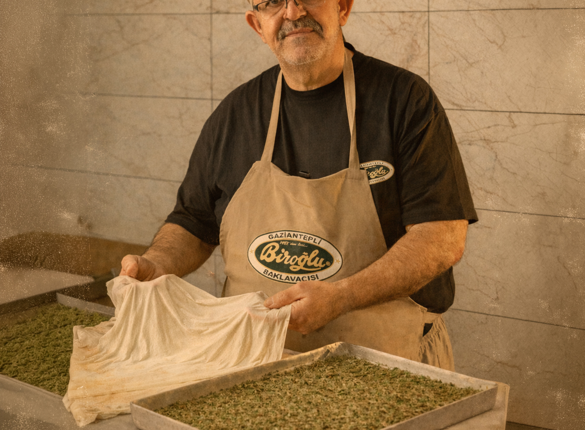 Usta baklava kesiyor